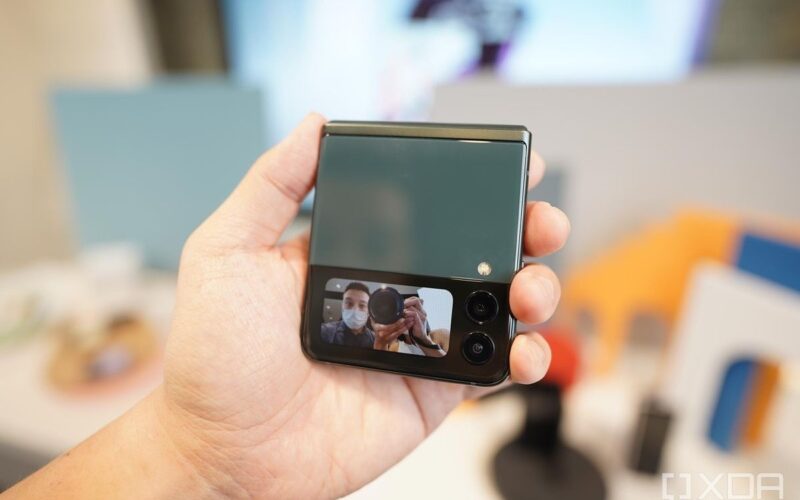 يمكن أن يحتوي Galaxy Z Flip 5 على شاشة غطاء أكبر ومفصلة محدثة