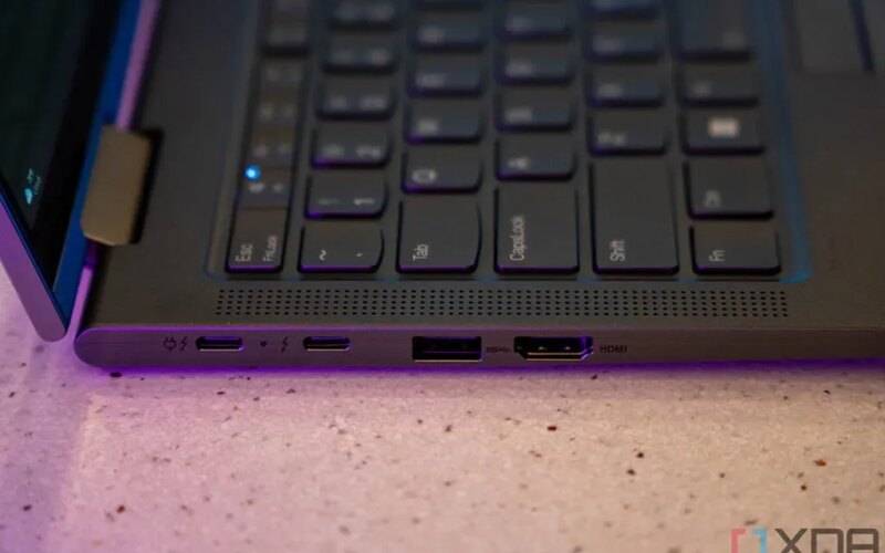 هل يمتلك Lenovo ThinkPad X1 Yoga Gen 8 Thunderbolt 4؟