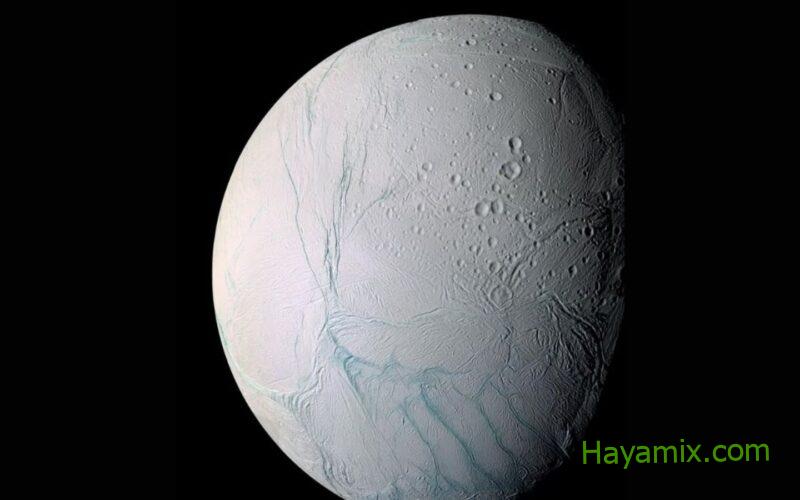 ناسا تشارك لقطة مذهلة لقمر زحل إنسيلادوس