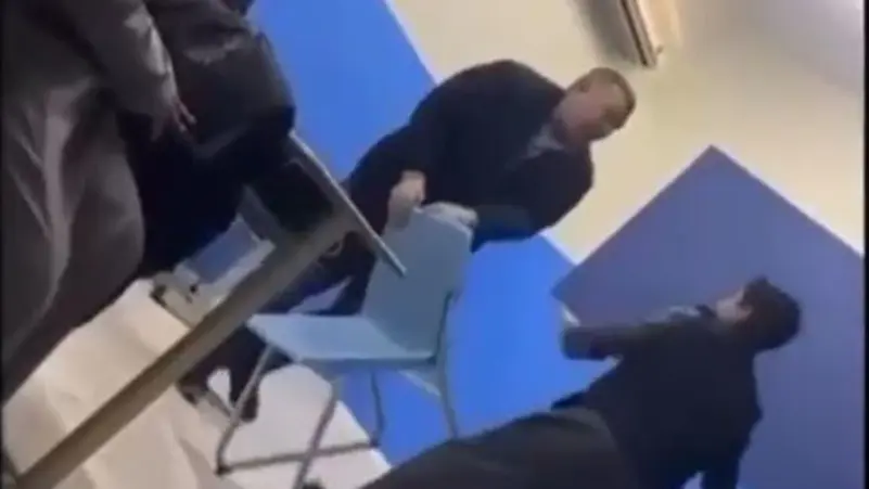 فيديو معلم يضرب طالباً في السعودية بشكل وحشي